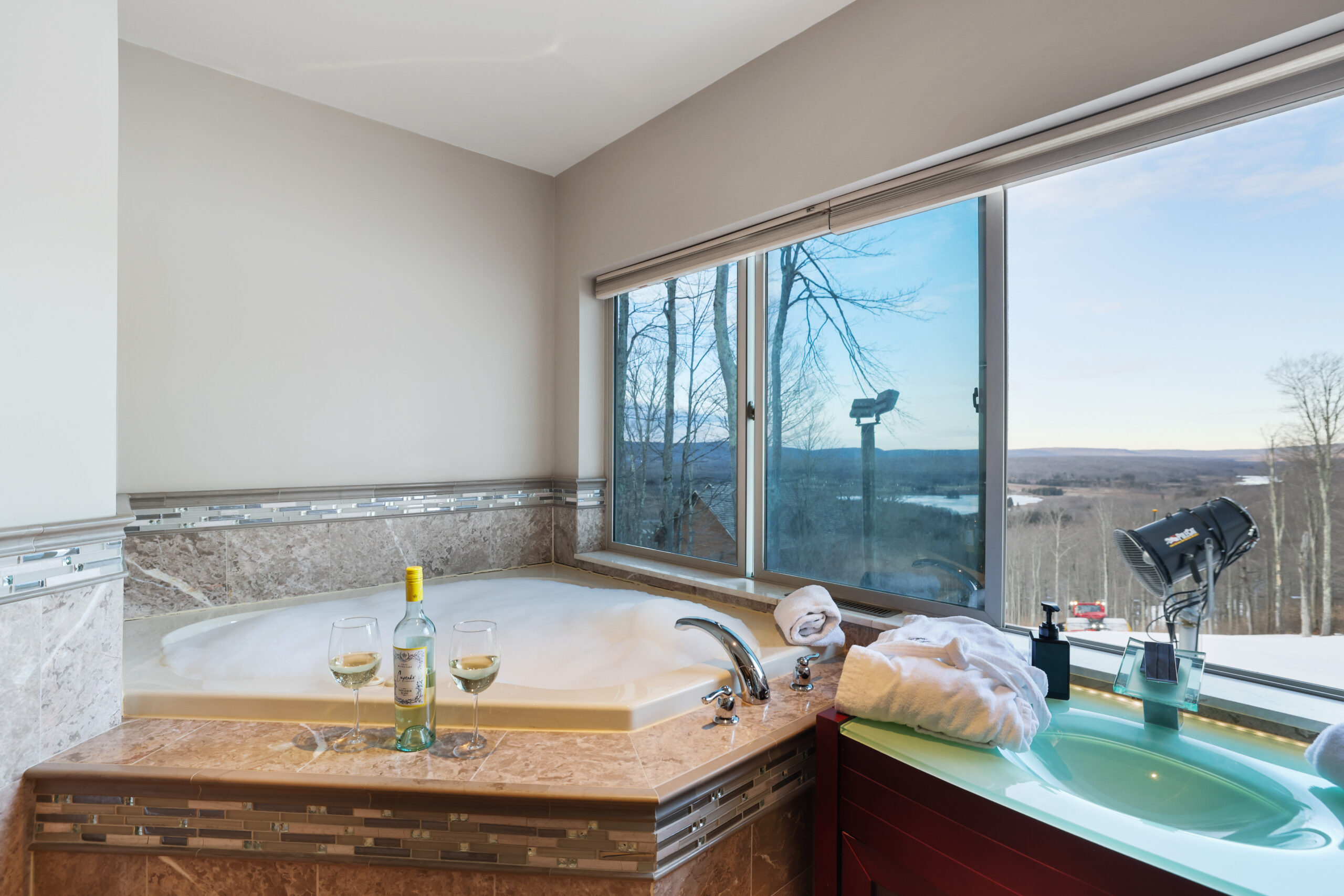 8-person hot tub with ski mountain views 2 En Suite Jacuzzis